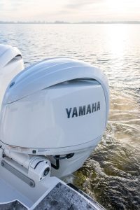 2023-Yamaha-F200-EU-Pearl_White-Action-005-03